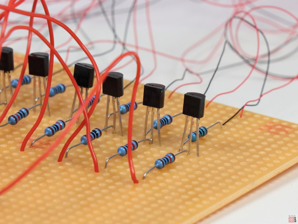 Eingebaute Transistoren und Widerstände | ©Brickzeit