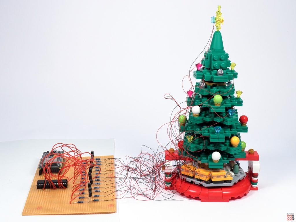 Die fertige Platine und der geschmückte LEGO Weihnachtsbaum | ©LEGO Gruppe