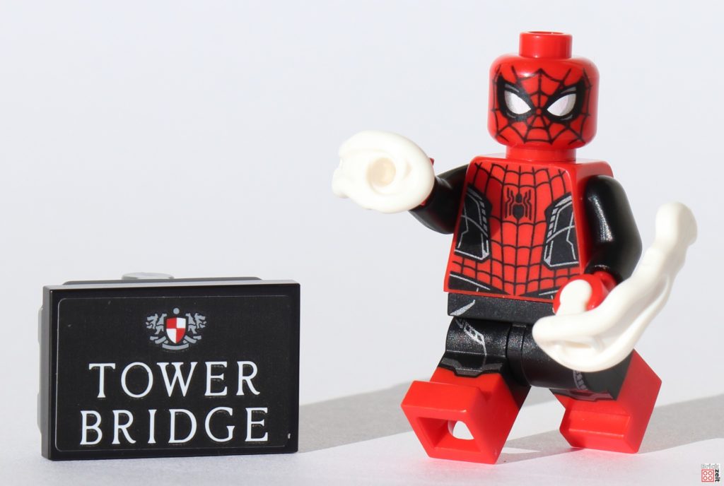 Spider-Man mit Spinnennetzen und Schild der Tower Bridge | ©Brickzeit