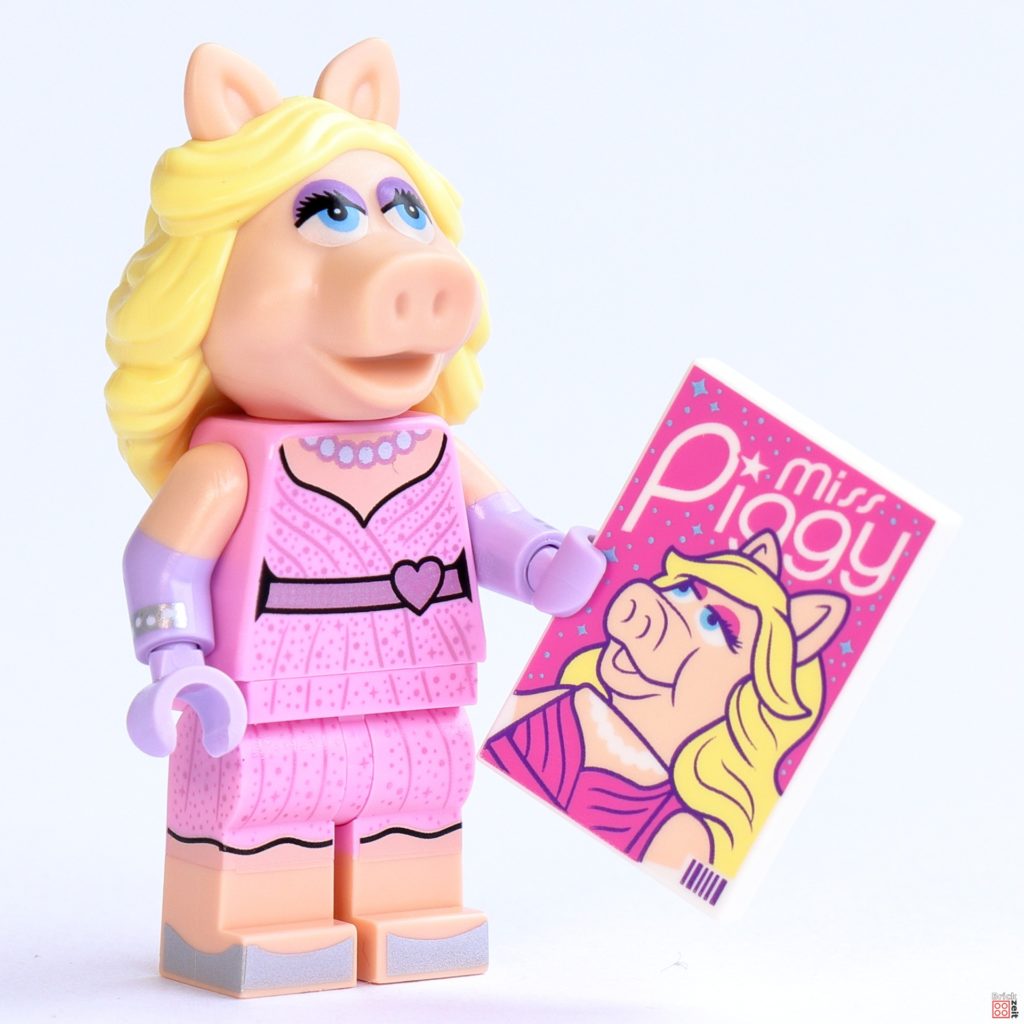 LEGO 71033 - Miss Piggy mit Zeitschrift | ©Brickzeit