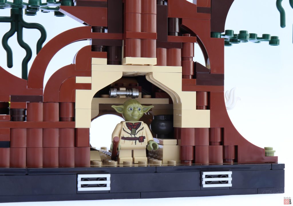 Yoda steht in seiner Hütte | ©Brickzeit