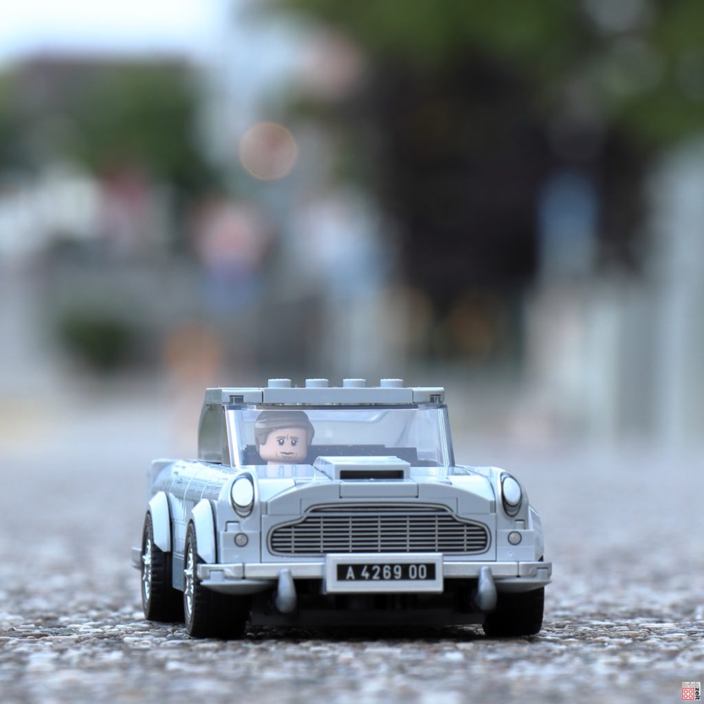 LEGO 76911 Aston Martin DB5 in den Straßen unterwegs | ©Brickzeit