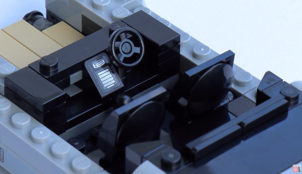 LEGO 76911 - Armaturen neben Lenkrad | ©Brickzeit