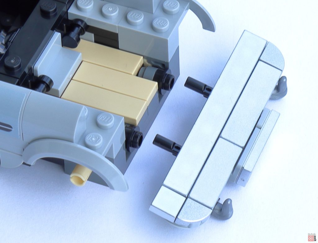 LEGO 76911 - Stoßstange wird aufgesteckt | ©Brickzeit