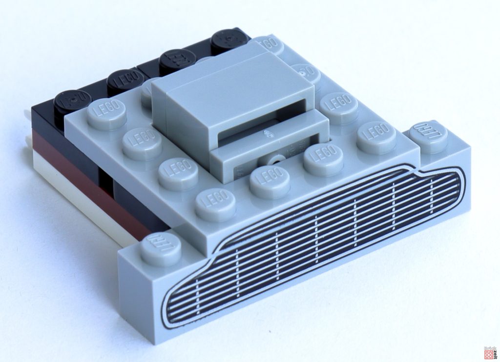 LEGO 76911 - Motorhaube im Bau | ©Brickzeit