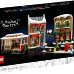 LEGO ICONS 10308 Weihnachtlich geschmückte Hauptstraße | ©LEGO Gruppe