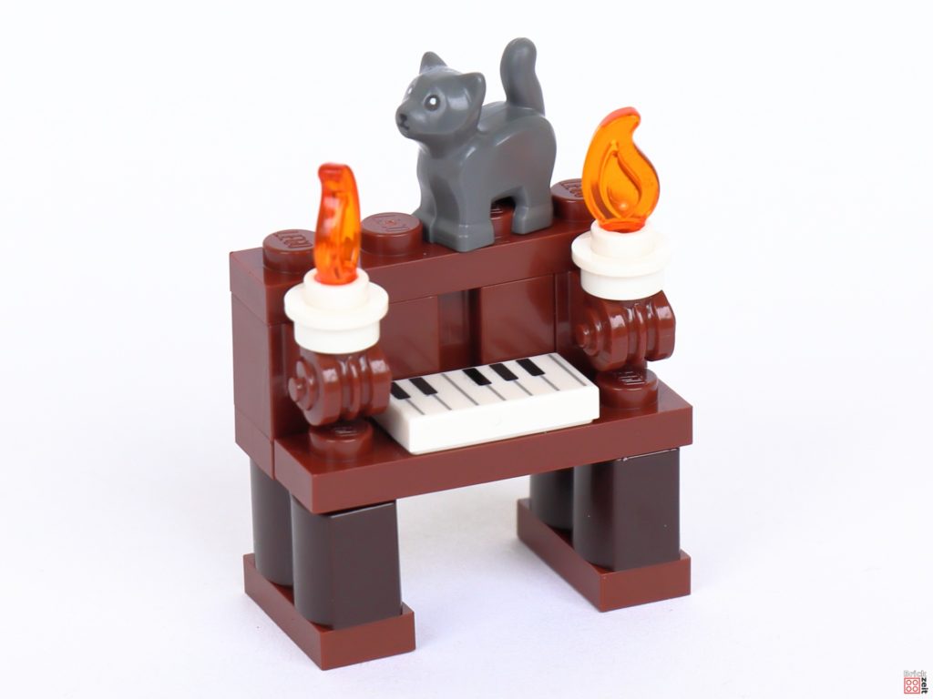 Klavier mit Kerzen und kleiner Katze | ©Brickzeit