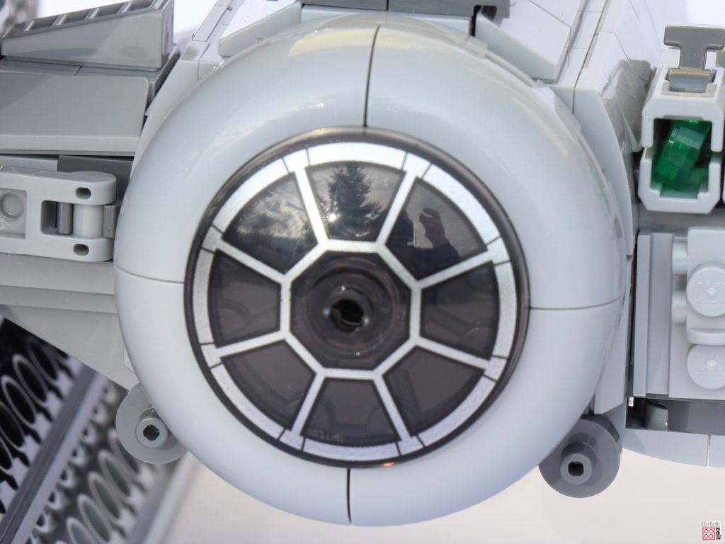Laserkanonen unterhalb vom Cockpit | ©Brickzeit