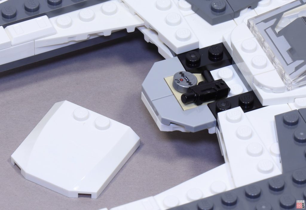 LEGO 7348 - Kleiner Stauraum im Fang Fighter | ©Brickzeit