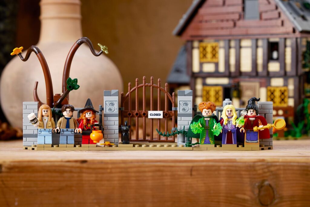 LEGO Ideas 21341 Disney Hocus Pocus: Das Hexenhaus der Sanderson-Schwestern | ©LEGO Gruppe