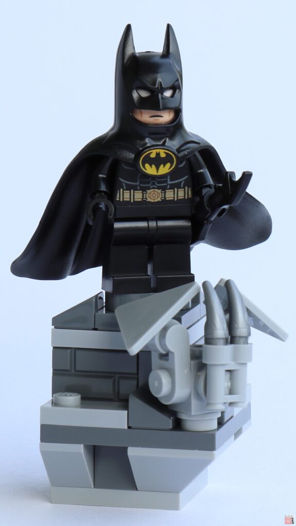 LEGO Batman steht über dem Wasserspeier | ©Brickzeit