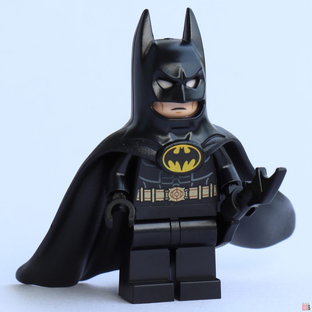 LEGO Batman 1992 Minifigur mit Batarang | ©Brickzeit