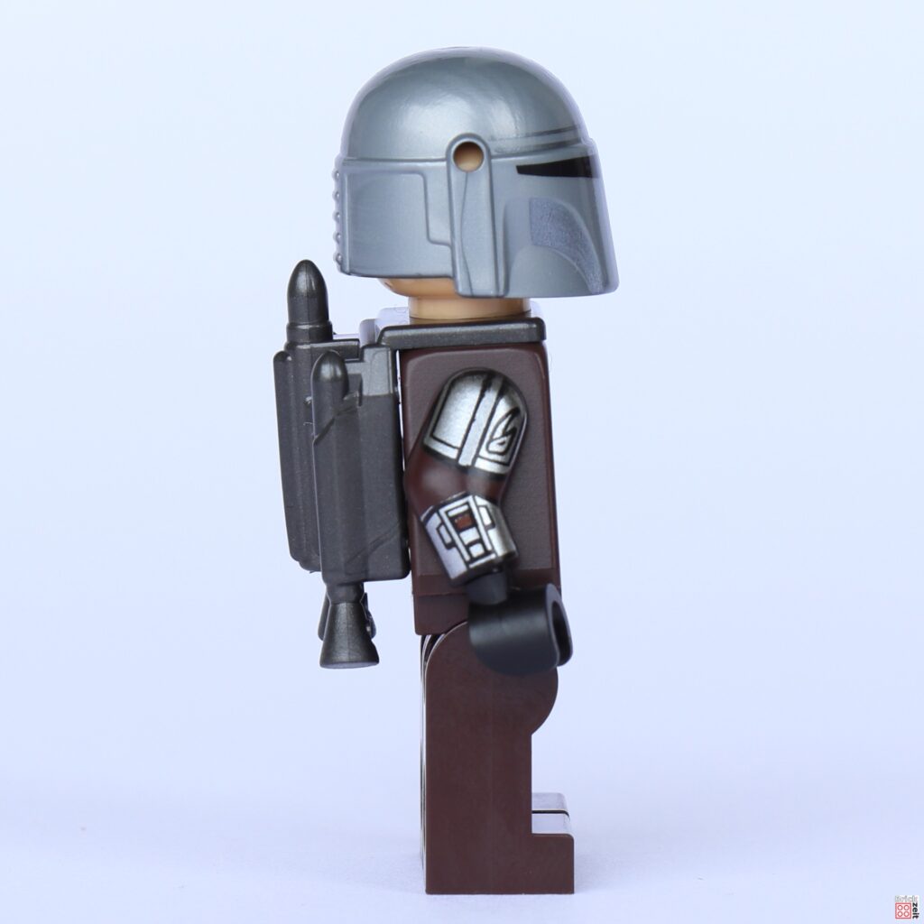 LEGO 75361 - The Mandalorian mit Helm, rechte Seite | ©Brickzeit
