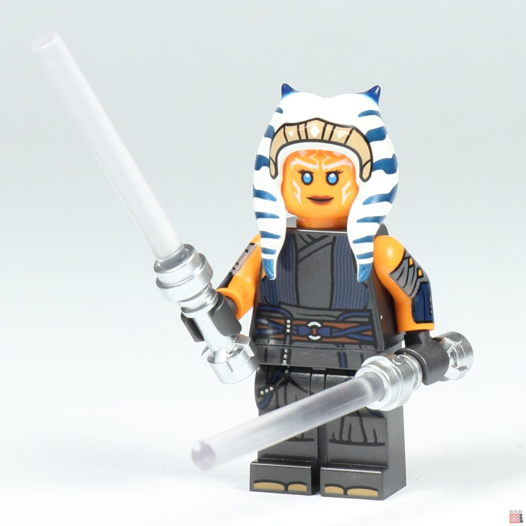 LEGO 75362 - Ahsoka Tano mit weißen Lichtschwertern und freundlichem Gesicht | ©Brickzeit