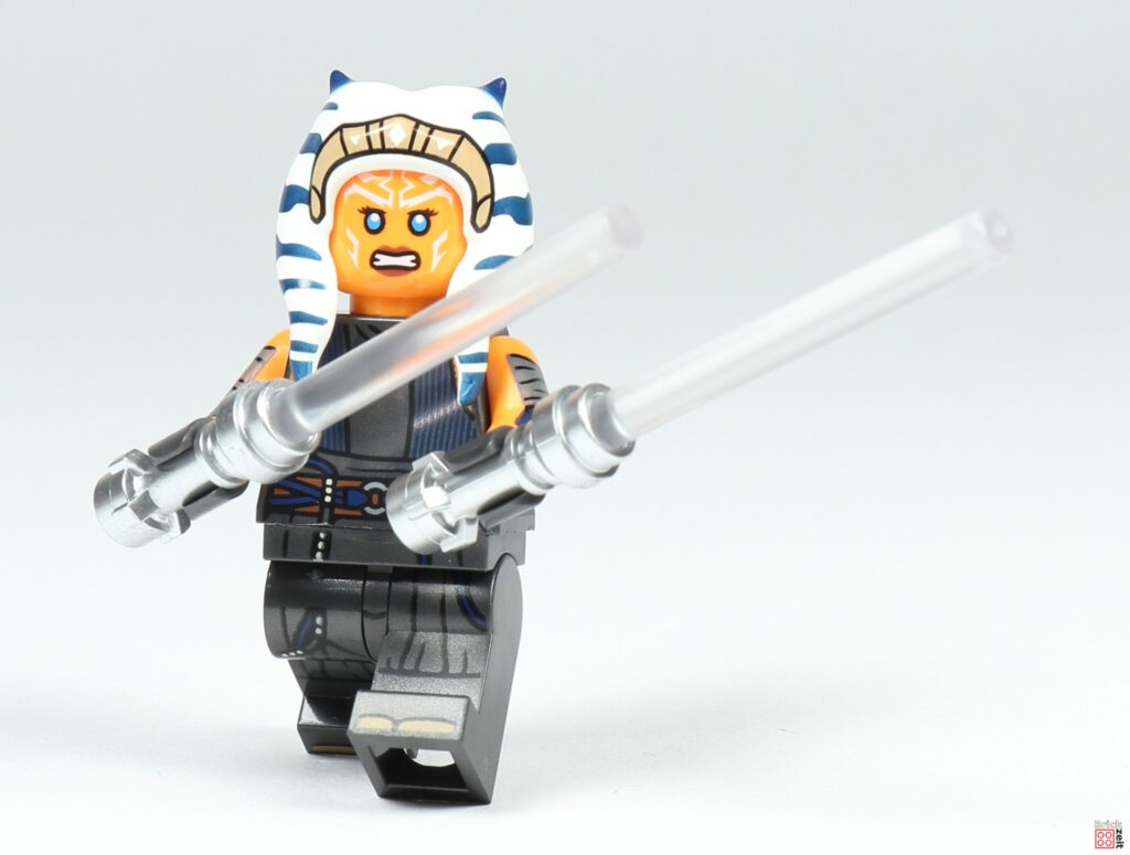LEGO 75362 - Ahsoka Tano mit weißen Lichtschwertern und verärgertem Gesicht | ©Brickzeit