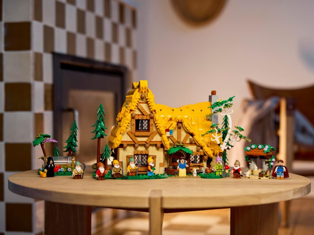 LEGO Disney 43242 Die Hütte von Schneewittchen und den sieben Zwergen | ©LEGO Gruppe