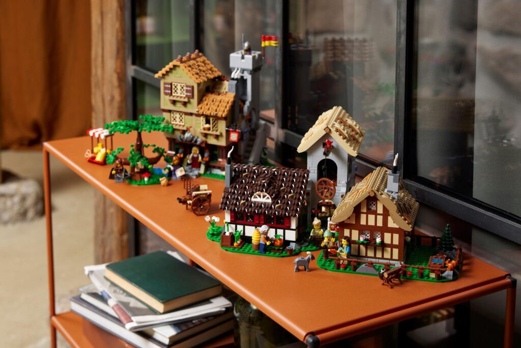 LEGO Icons 10332 Mittelalterlicher Stadtplatz | ©LEGO Gruppe