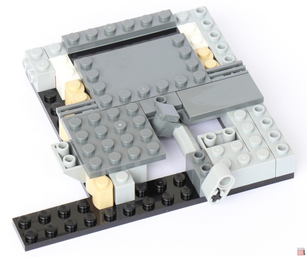 LEGO 75387 - Bauabschnitt 1, Kippmechanismus eingebaut | ©Brickzeit