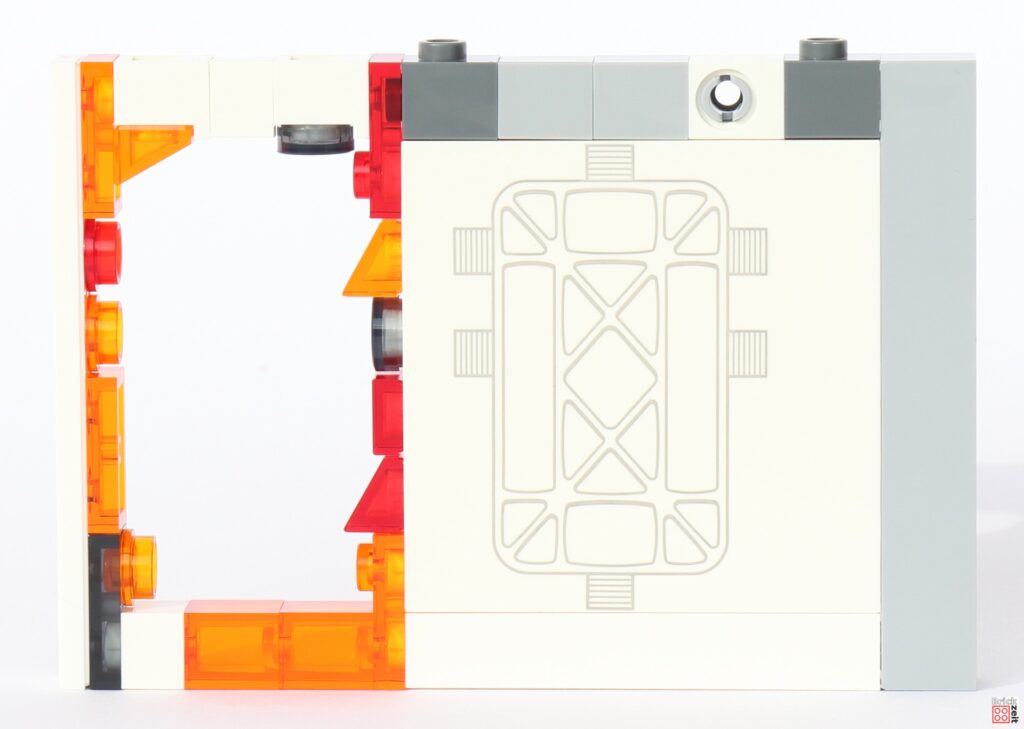 LEGO 75387 - Bauabschnitt 4, Tür und aufgeschweißter Rahmen | ©Brickzeit