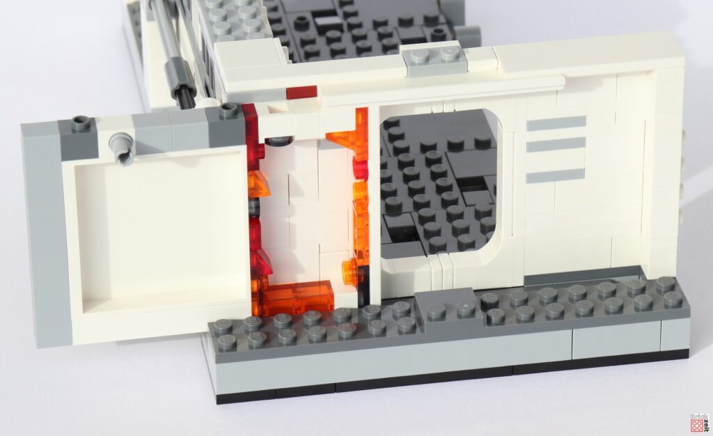 LEGO 75387 - Bauabschnitt 4, Tür wird in Rahmen gesteckt | ©Brickzeit