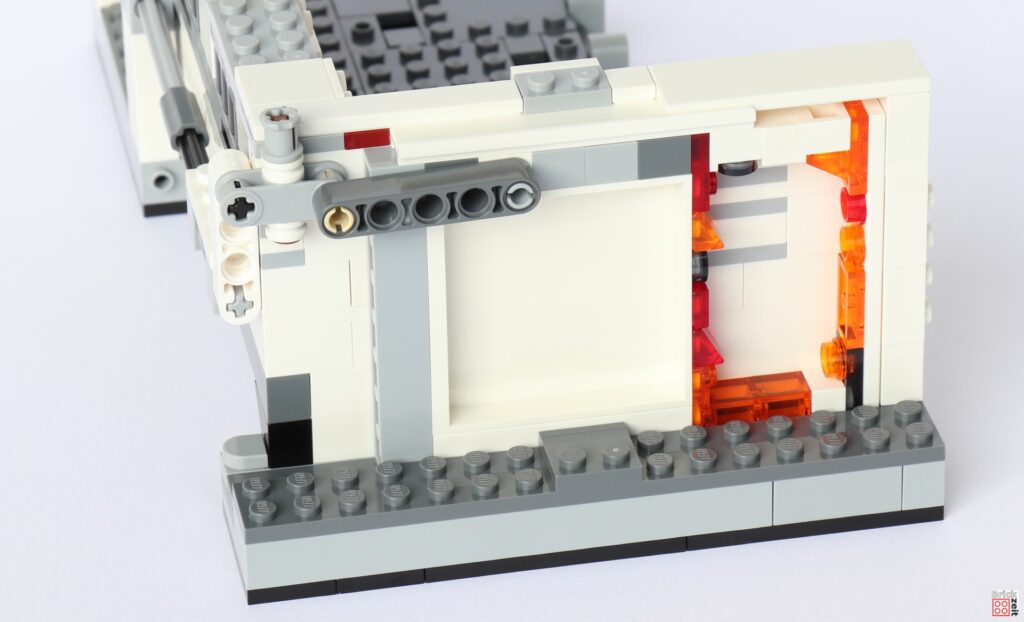 LEGO 75387 - Bauabschnitt 4, Tür wird mit Stangenmechanismus verbunden | ©Brickzeit