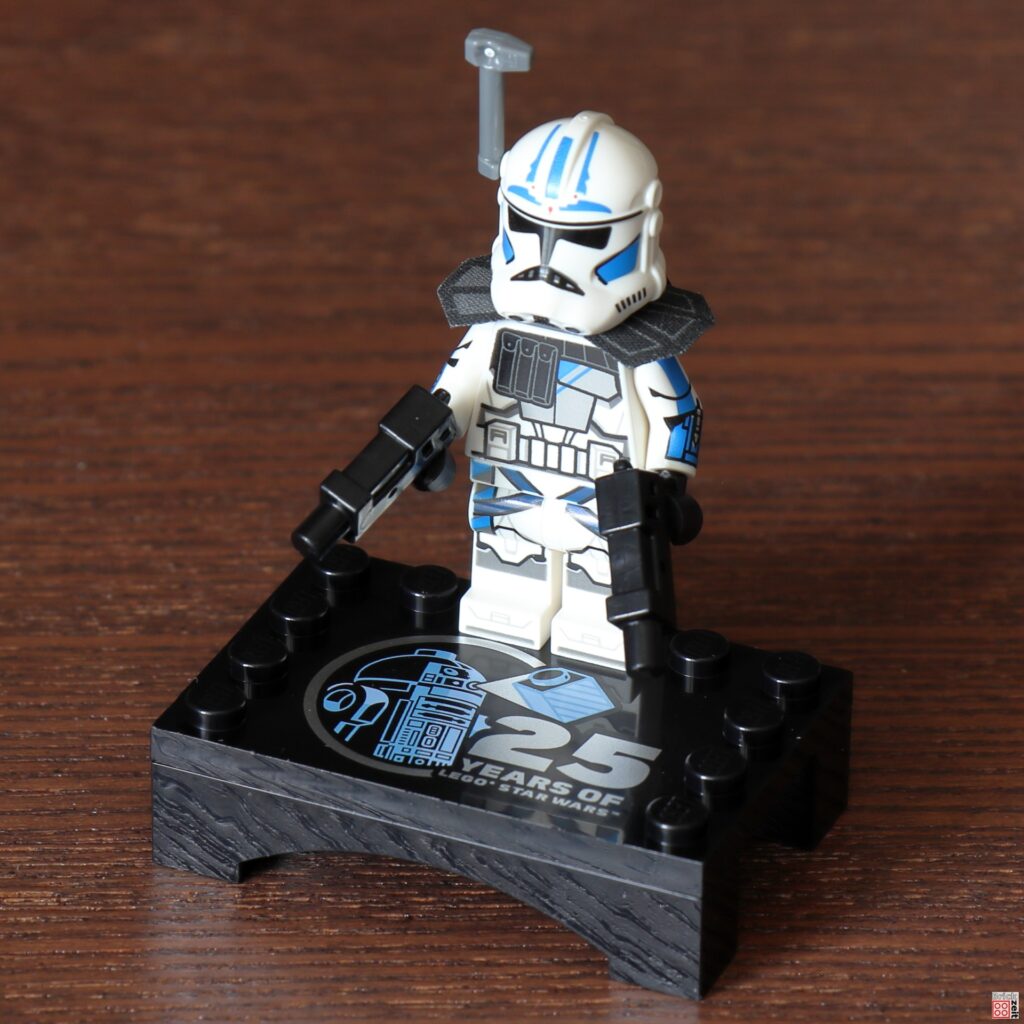 LEGO ARC Trooper Fives (CT-5555) - Jubiläumsfigur auf seinem Aufsteller | ©Brickzeit