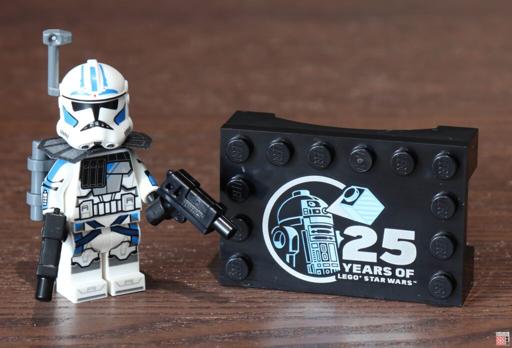 LEGO ARC Trooper Fives (CT-5555) und sein Aufsteller | ©Brickzeit