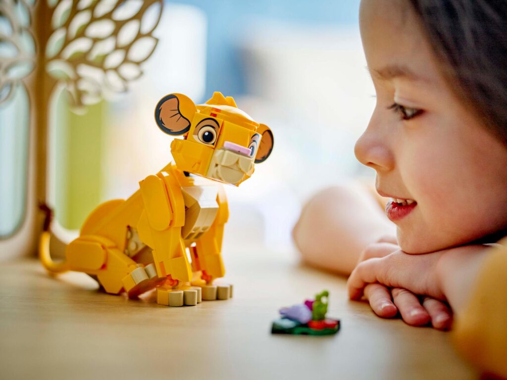 LEGO Disney 43243 Simba, das Löwenjunge des Königs | ©LEGO Gruppe