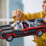 LEGO Batman 76328 Batman: Batmobil aus der 60er-Jahre-Fernsehserie | ©LEGO Gruppe