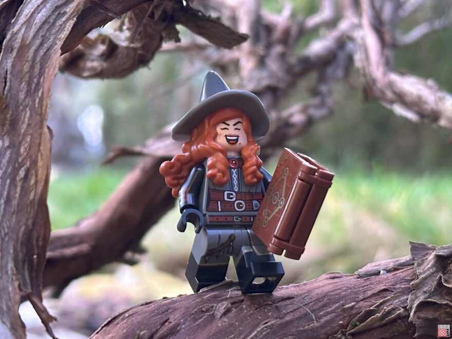 Tasha wandert durch den Wald | ©Brickzeit