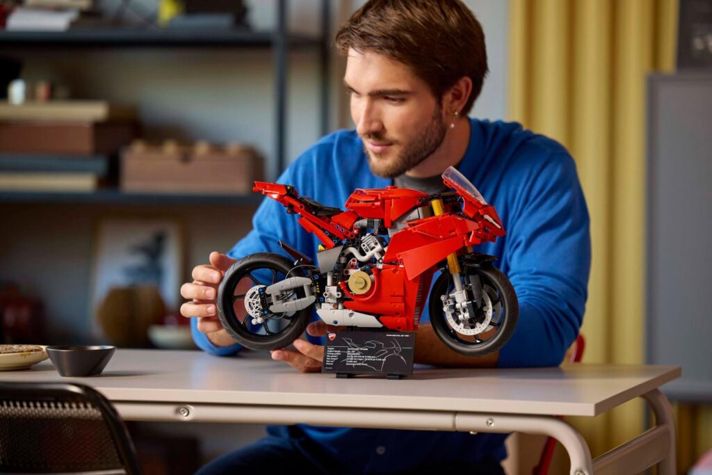 LEGO Technic 42202 Ducati Panigale V4 S Motorrad | ©LEGO Gruppe