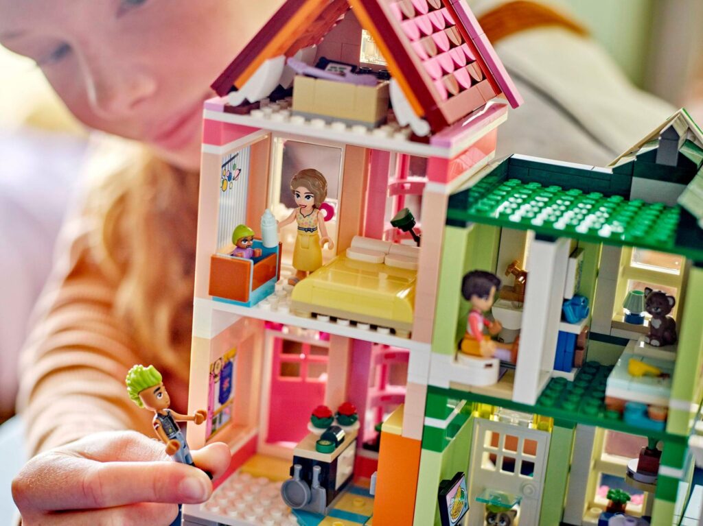 LEGO Friends 42670 Heartlake City Wohn- und Einkaufsstraße | ©LEGO Gruppe