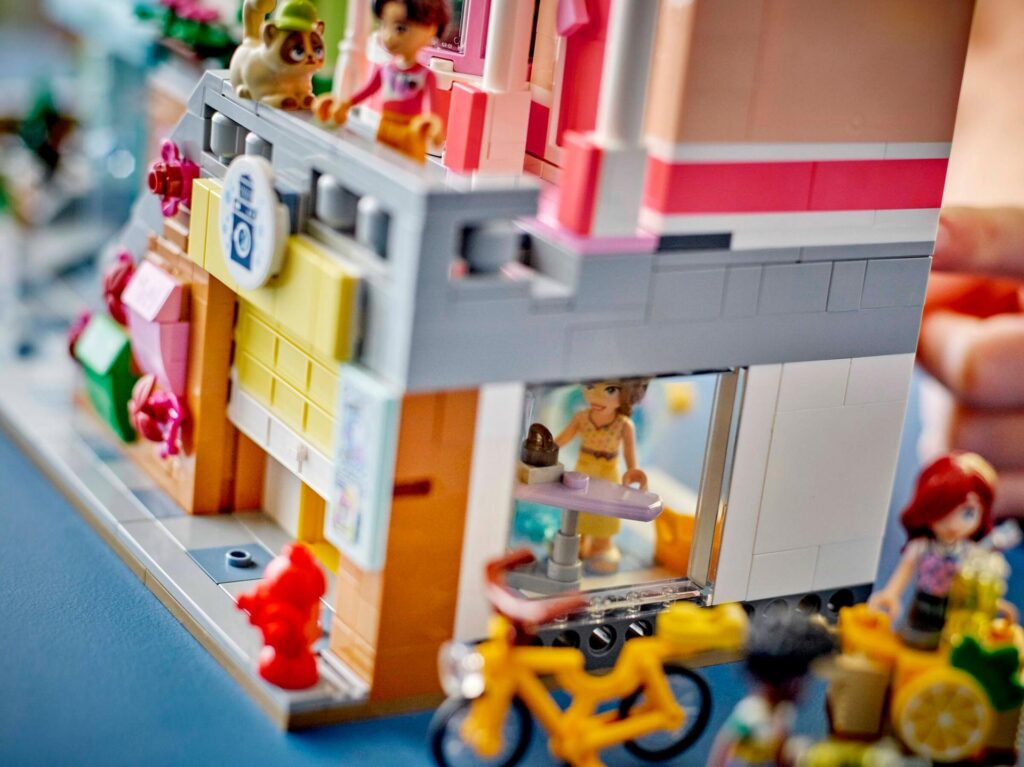 LEGO Friends 42670 Heartlake City Wohn- und Einkaufsstraße | ©LEGO Gruppe