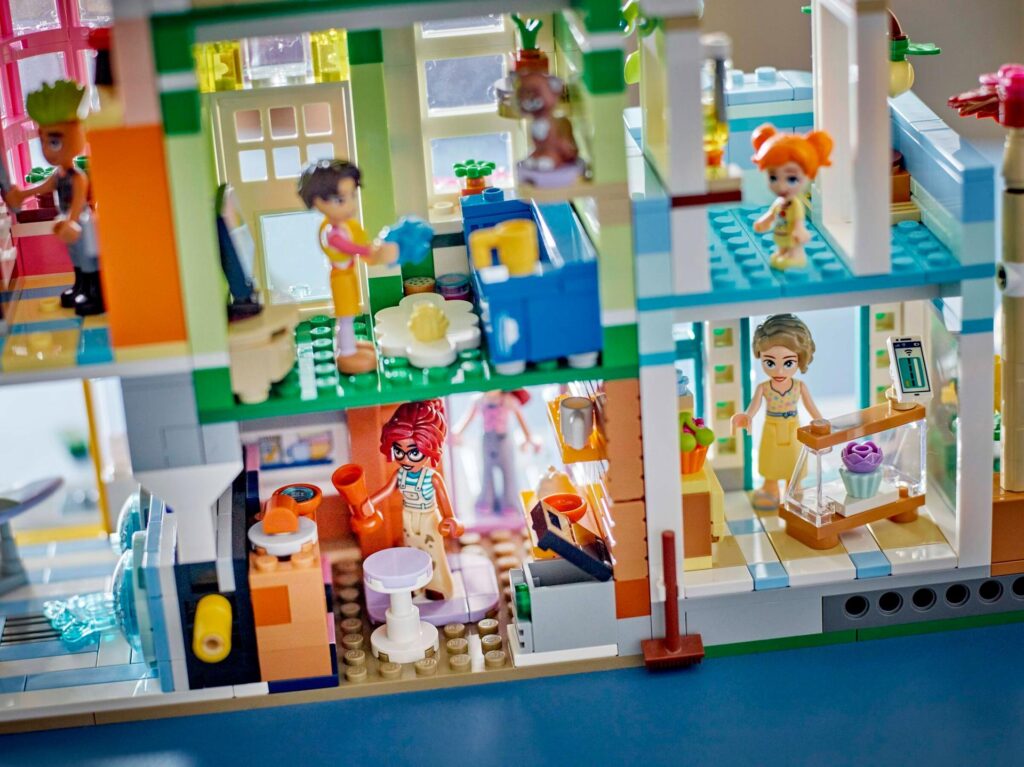 LEGO Friends 42670 Heartlake City Wohn- und Einkaufsstraße | ©LEGO Gruppe