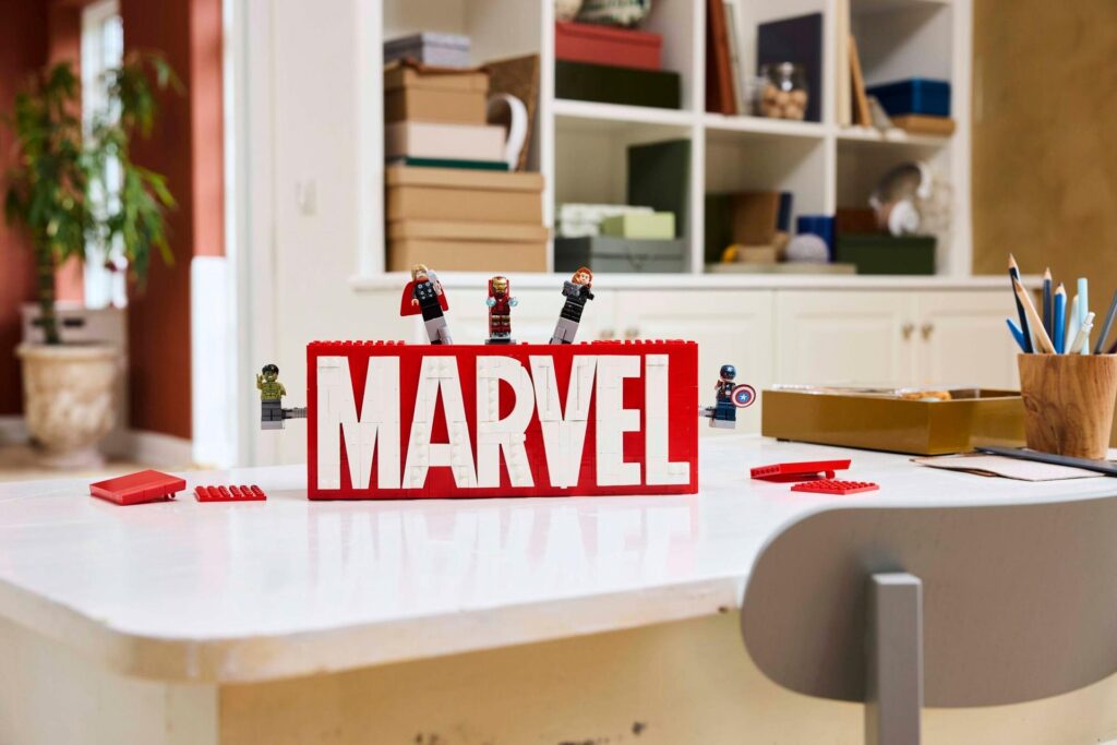 LEGO Marvel 76313 MARVEL Logo & Minifiguren | ©LEGO Gruppe