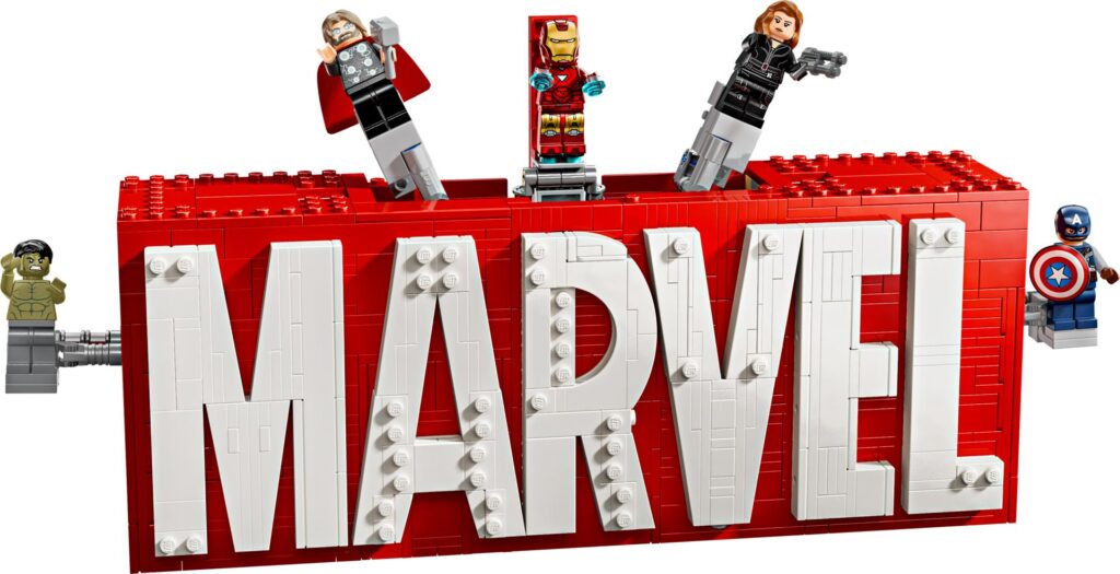 LEGO Marvel 76313 MARVEL Logo & Minifiguren | ©LEGO Gruppe