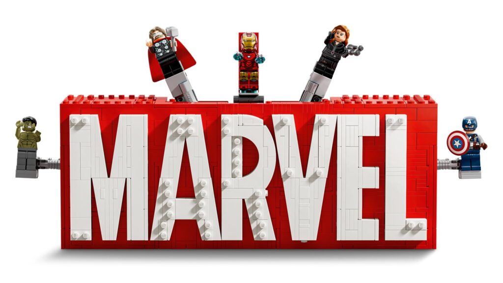 LEGO Marvel 76313 MARVEL Logo & Minifiguren | ©LEGO Gruppe