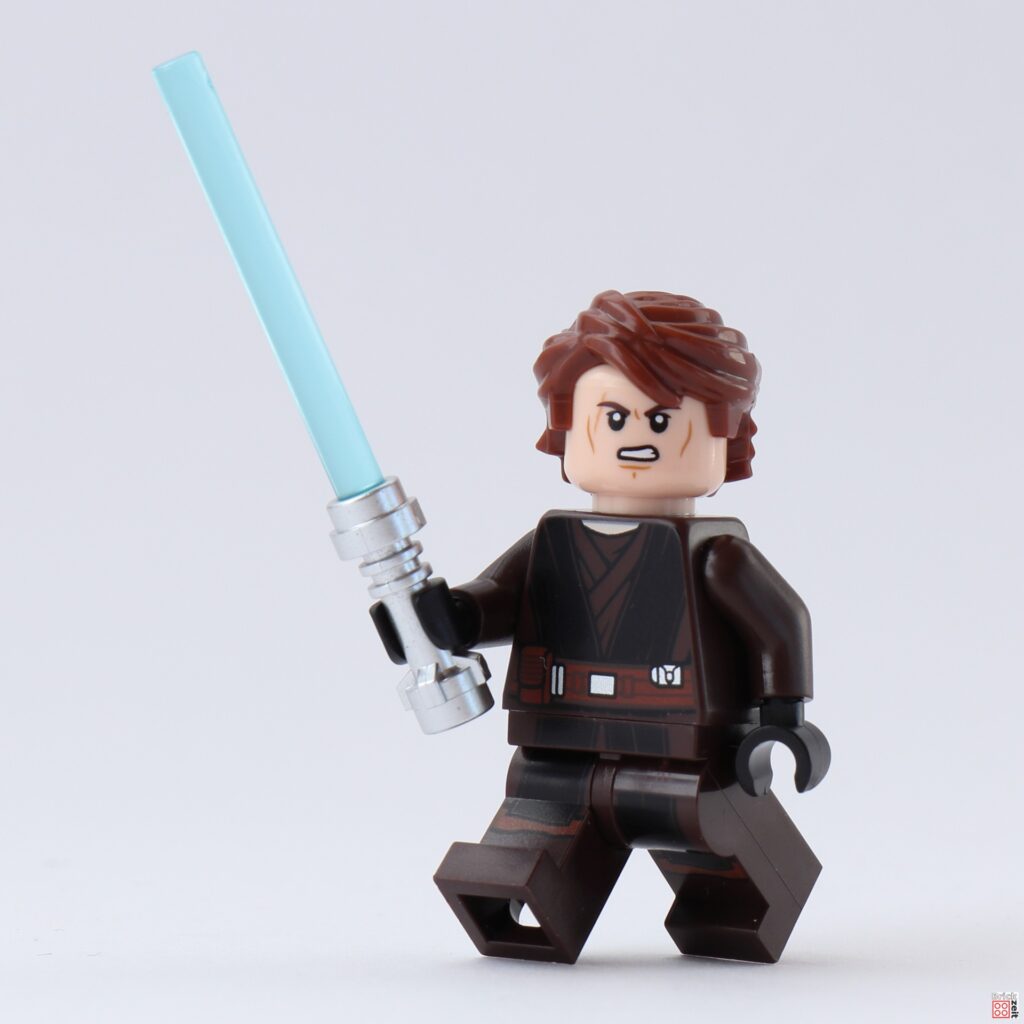 Grimmiger Anakin Skywalker mit blauem Lichtschwert | ©Brickzeit