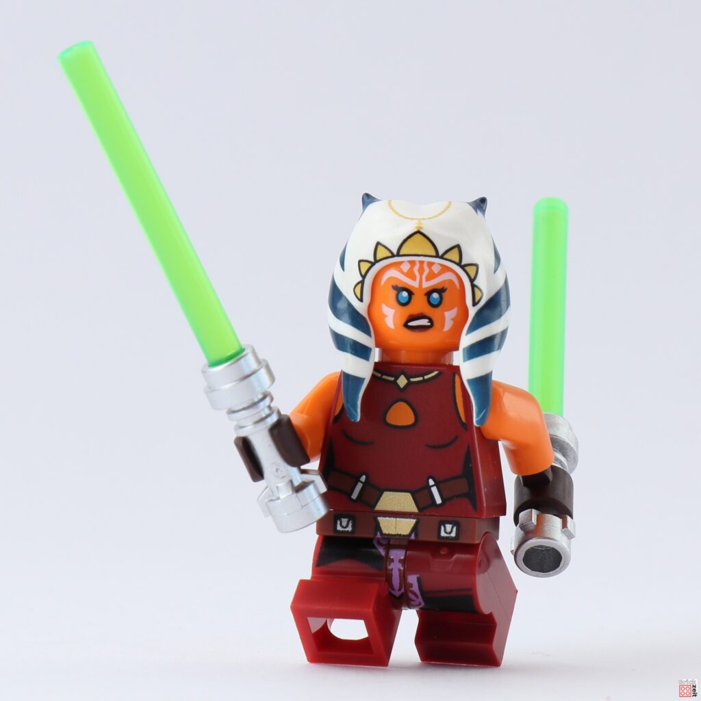 Ahsoka Tano (Snips) mit zwei grünen Lichtschwertern | ©Brickzeit