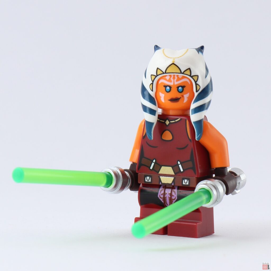 Ahsoka Tano (Snips) mit zwei grünen Lichtschwertern | ©Brickzeit